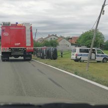 Autobus slovenskih registracija sletio s ceste u Tušiloviću - 6
