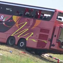 Izvlači se autobus koji je sletio s autoceste kod Slavonskog Broda