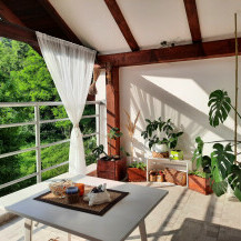 Potkrovlje obiteljske kuće u Zenici uređeno je u savršenu ljetnu oazu s pogledom na zelenu prirodu - 1