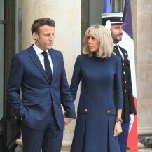 Brigitte Macron u plavoj kombinaciji - 1