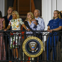 Jill i Joe Biden s obitelji na balkonu Bijele kuće