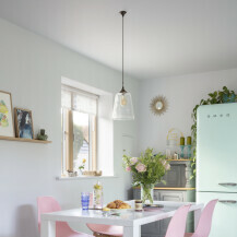 Kuhinja s elementima u pastelnoj boji i savršenoj kombinaciji modernog i retro stila - 1