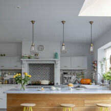 Kuhinja s elementima u pastelnoj boji i savršenoj kombinaciji modernog i retro stila - 2