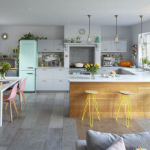 Vlasnici kuće u engleskom Sussexu uredili su svoju kuhinju u savršenoj kombinaciji modernog i retro stila