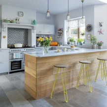 Kuhinja s elementima u pastelnoj boji i savršenoj kombinaciji modernog i retro stila
