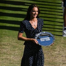 Catherine Middleton u haljini s točkicama modnog brenda Alessandra Rich - 1