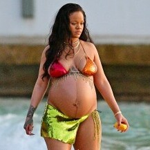 Trudna Rihanna u šljokičastom bikiniju