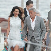 Elegantno izdanje Amal Clooney za druženje s prijateljima i obitelji - 6