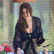 Monica Bellucci u maksi haljini i vrtoglavim štiklama - 1