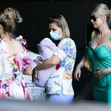 Hana Huljić u društvu majke i novorođene kćeri napustila bolnicu - 3
