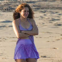 Shakira u ljubičastom kostimu s resama na plaži