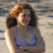 Shakira u ljubičastom kostimu na plaži - 5