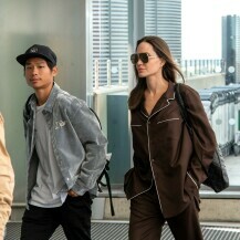 Angelina Jolie u pidžama-odijelu i smeđim natikačama - 4