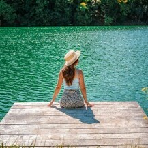 Žena gleda u jezero