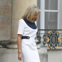 Jill Biden nosi bijelu haljinu s plavim detaljima modne kuće Louis Vuitton