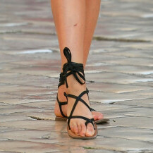 Dubrovačka street stylerica nosi ravne sandale na vezanje