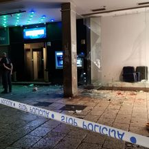 Puklo staklo na izlogu
