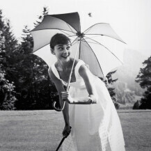 Audrey Hepburn igra golf u bijeloj ljetnoj haljini