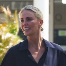 Charlize Theron u bijelim mokasinama - 3