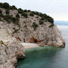 S obzirom na to da se nalazi u podnožju litice, plaža je skrivena od znatiželjnih pogleda