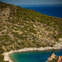 Uvala i plaža Dubovica nalaze se na južnoj strani otoka Hvara