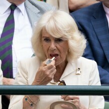 Kraljica Camilla na Wimbledonu s torbom Lady Dior