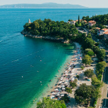 Plaža Medveja jedna je od najljepših plaža na opatijskoj rivijeri i jedna od rijetkih prirodnih plaža na tom području - 1