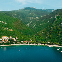 Plaža Medveja jedna je od najljepših plaža na opatijskoj rivijeri i jedna od rijetkih prirodnih plaža na tom području - 3