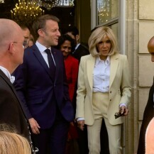 Emmanuel i Brigitte Macron na vrtnoj zabavi u Elizejskoj palači