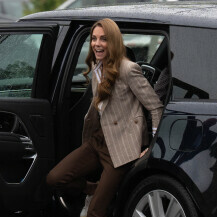 Catherine Middleton u bijelim tenisicama i blejzeru boje pijeska - 3
