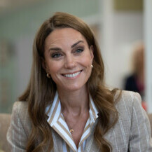 Catherine Middleton u bijelim tenisicama i blejzeru boje pijeska - 6