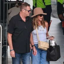 Jennifer Aniston u širokim trapericama i japankama