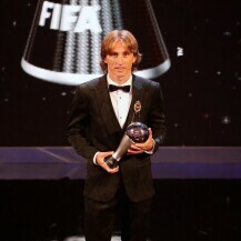 Luka Modrić 2018. s nagradom za najboljeg nogometaša svijeta