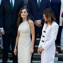 Kraljica Letizia u bež haljini i espadrilama