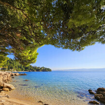 Plaža Mala luka u Omišu