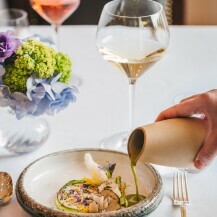 Hrskava pjena od kozjeg mlijeka, mousse od dimljene i pečene kozje skute, šparoge, krema od konfitiranog žutanjka i meda