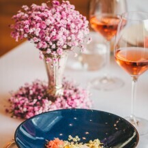 Mousse od bazge, gel od karameliziranoga grejpa, crumble od bijele čokolade i bazge, biskvit od badema i grejpa