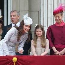 Istaknute članice kraljevske obitelji na vojnoj paradi obično nose odjeću s rukavima - 5