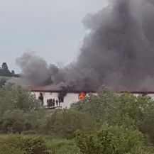 Požar u prihvatnom centru za mgiranti u Velikoj Kladuši (Foto: Facebook/Draga Zlaja Topčagić) - 1