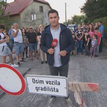 Domagoj Mikić sa stanovnicima Gajnica (Foto: Dnevnik.hr)