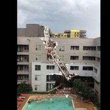 Građevinska dizalica pala na zgradu u Dallasu (Foto: Screenshot/APTN) - 1
