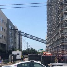 Građevinska dizalica pala na zgradu u Dallasu (Foto: Screenshot/APTN) - 2