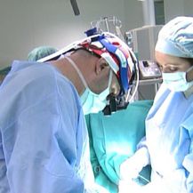 Kirurzi obavljaju transplataciju (Foto: Dnevnik.hr) - 3