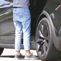 Mila Kunis nosi traperice koje sa stražnje strane jako vise