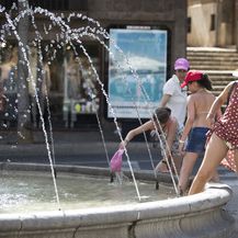 Osvježenje se traži u gradskim fontanama (Foto: AFP)