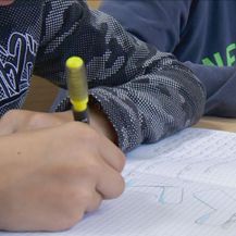 Učenici pišu u bilježnice