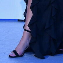 Lucija Lugomer u dugačkoj crnoj haljini s volanima - 2