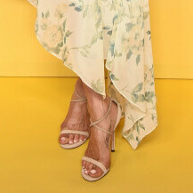 Jennifer Aniston nosi jednostavan model nude sandala s tankom potpeticom