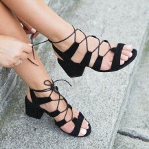Crne sandale mnogima su omiljeni izbor zbog svoje svestranosti