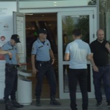 Policija ispred trgovačkog centra